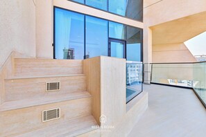 House - Upscale 1BR With Jacuzzi Prime Location in JVC (Dubai)