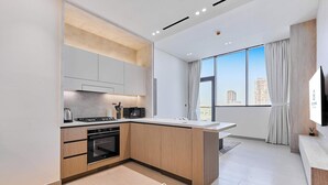 Een moderne keuken met een groot kookeiland, inbouwapparatuur en uitzicht over de stad.