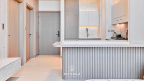 Een moderne keuken met een centraal eiland, houten kastjes en een ingebouwde kookplaat.