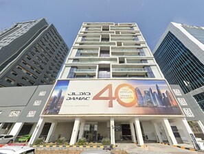 Exterior - Stylish 2BR with Burj Khalifa Views, Minutes from Marine Transport Station (Dubai)