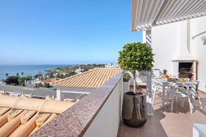 Outdoor dining - Sunny Paradise – Ocean View Holiday Home in Albufeira for 6 Guests (Albufeira)