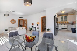 Interior - Sunny Paradise – Ocean View Holiday Home in Albufeira for 6 Guests (Albufeira)