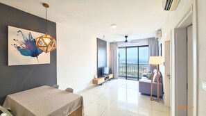 Deluxe Suite, Balcony, Mountain View | Living area