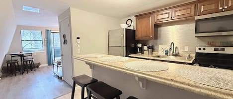 Cafetera y tetera, refrigerador, microondas y horno