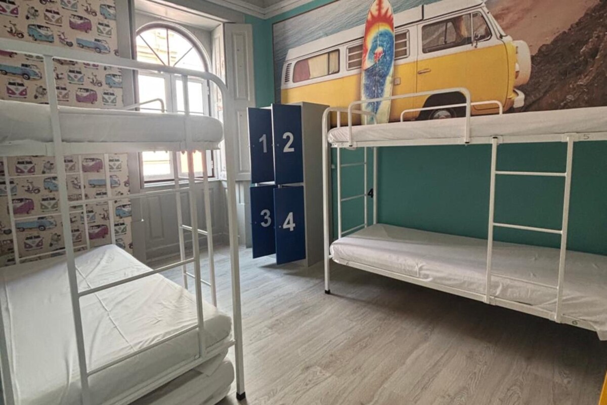 Een kinderkamer met stapelbedden, een muurschildering en genummerde kasten.