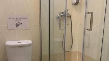 Chambre, Plusieurs lits | Salle de bain