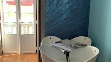 Studio familial, balcon | Restauration