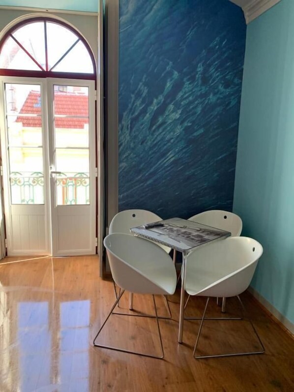 Family Studio, Balcony | Dining - Meeting Hostel (Figueira da Foz)