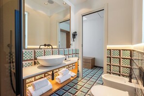 Shower, hair dryer, bidet, towels - Villa George (Massa Lubrense)