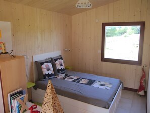1 bedroom, iron/ironing board, WiFi, bed sheets - Furnished Cottage in the Land of Castles – Ideal for Cycling (Mont-près-Chambord)