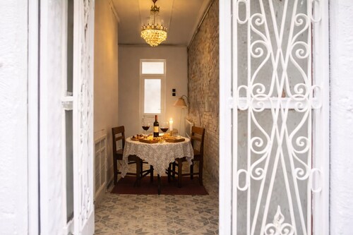 Historic Stone House with Terrace in Kemeraltı