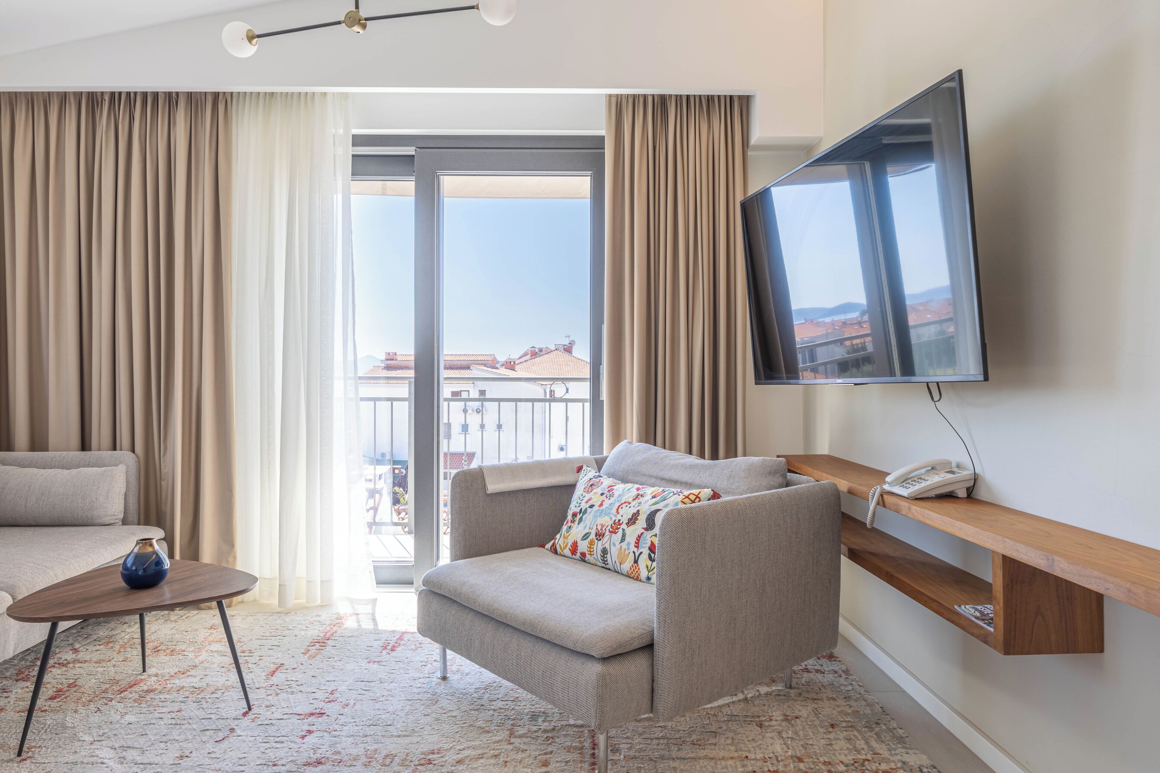 Superior Apartment, 1 Bedroom, Terrace, Pool View | Living area