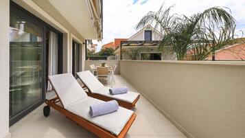 Appartamento Deluxe, 2 camere da letto, 2 bagni, vista piscina | Terrazza/patio