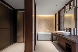 Luxury Suite, Balcony, Hill View | Bathroom | Rainfall showerhead, free toiletries, hair dryer, slippers - Chongqing Menghua Lushe Hotel (Chongqing)