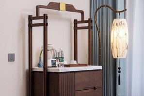 Elite-Zweibettzimmer, Balkon, Hügelblick