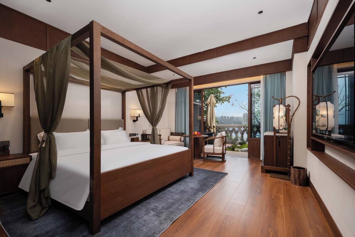 Kamar Double Mewah, balkon, pemandangan bukit | Seprai premium, meja kerja, dan ruang kerja ramah laptop