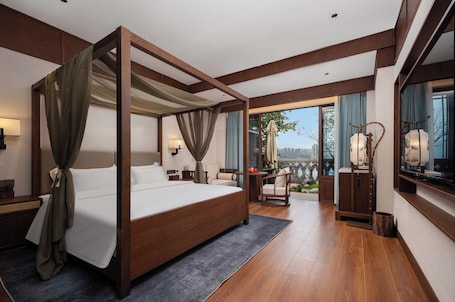 Luxury Double Room, Balcony, Hill View | Premium bedding, individually decorated, individually furnished, desk. Chongqing Menghua Lushe Hotel