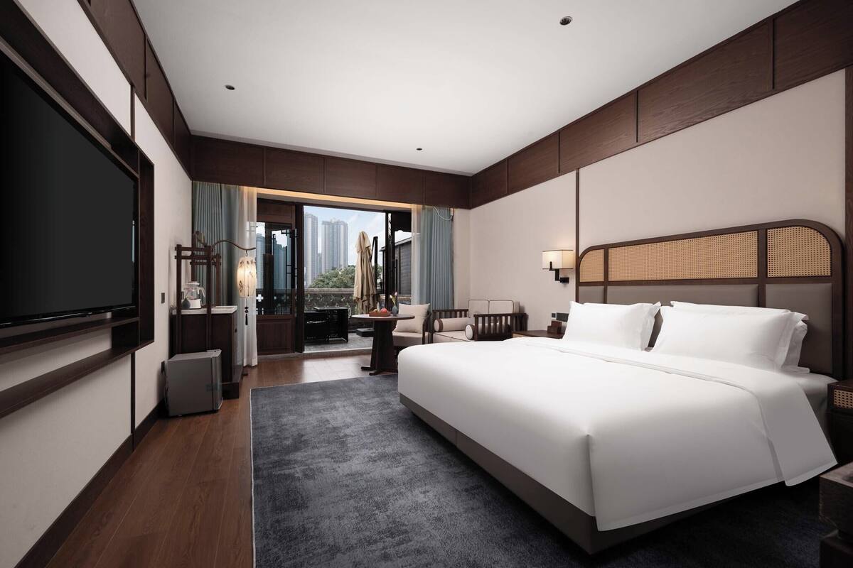 Kamar Double Elite, balkon, pemandangan bukit | Seprai premium, meja kerja, dan ruang kerja ramah laptop