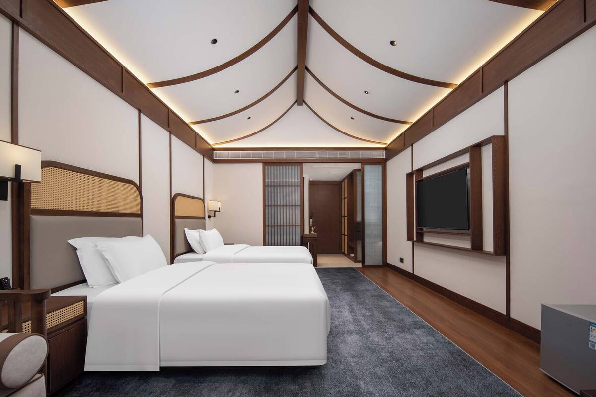 Kamar Twin Elite, balkon, pemandangan bukit | Seprai premium, meja kerja, dan ruang kerja ramah laptop
