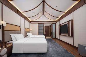 Una habitación de hotel moderna con dos camas, un televisor grande y un vestidor.