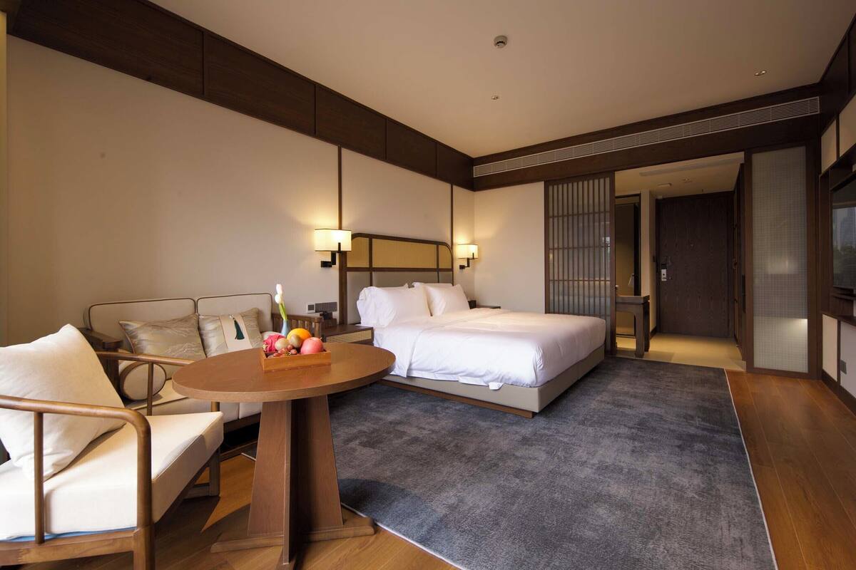 Kamar Double Klasik, pemandangan bukit | Seprai premium, meja kerja, dan ruang kerja ramah laptop