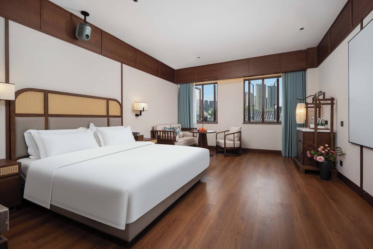 Kamar Double Superior, pemandangan bukit | Seprai premium, meja kerja, dan ruang kerja ramah laptop