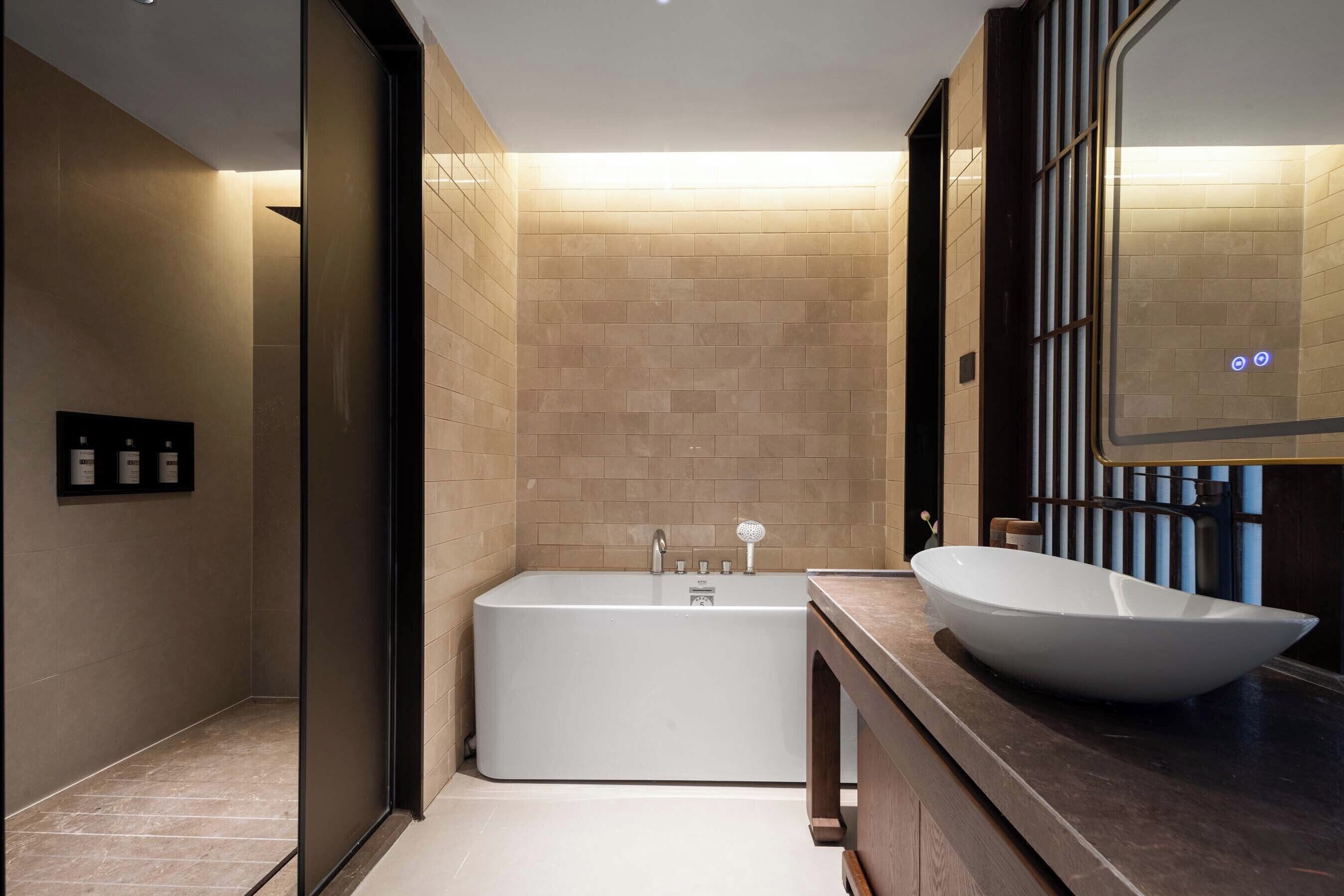 Luxury Double Room, Balcony, Hill View | Bathroom