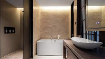 Luxury Double Room, Balcony, Hill View | Bathroom