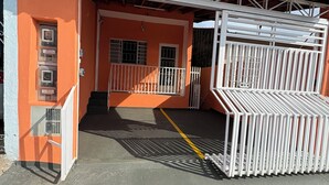 Ein Gebäude mit einem Ziegeldach, einem ehrfurchtgebietenden Eingang und einem Parkplatz mit gelber Markierung.