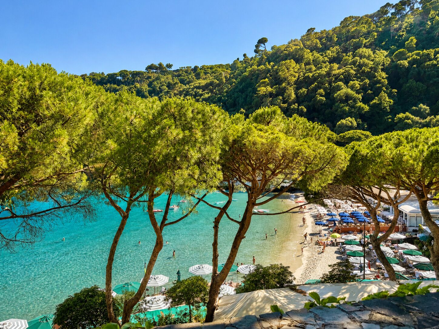 Una spiaggia nelle vicinanze