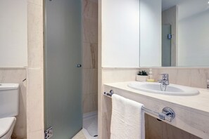 Shower, hair dryer, bidet, towels - Ground floor 2 bd, 2 bth apt, beachfront complex in Calahonda, Mijas (Mijas)