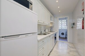 Private kitchen - Ground floor 2 bd, 2 bth apt, beachfront complex in Calahonda, Mijas (Mijas)