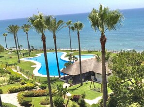 Pool - Ground floor 2 bd, 2 bth apt, beachfront complex in Calahonda, Mijas (Mijas)