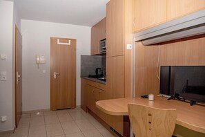 Refrigerador, microondas, tetera eléctrica y utensilios de cocina 