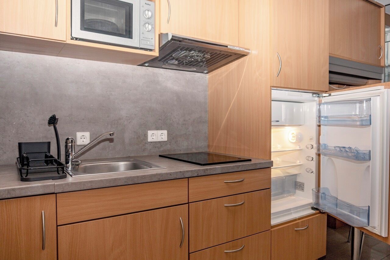 Kühlschrank, Mikrowelle, Wasserkocher, Kochgeschirr/Geschirr/Besteck