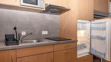 Kühlschrank, Mikrowelle, Wasserkocher, Kochgeschirr/Geschirr/Besteck