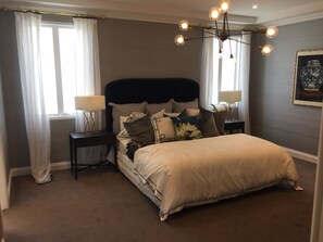 4 bedrooms, iron/ironing board, internet, bed sheets - Modern Manor in Melbourne (Burwood East)