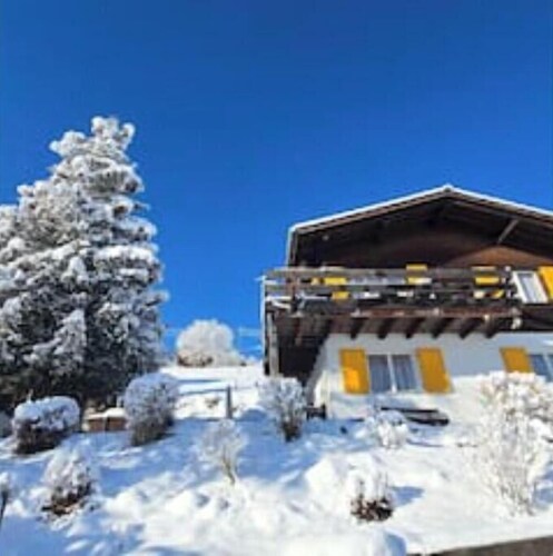Panoramic Chalet Above the Sea of Fog