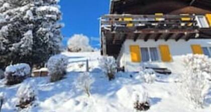Panoramic Chalet Above the Sea of Fog