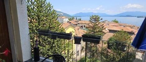 Apartment, Balcony, Lake View | Outdoor dining