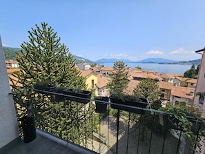 Apartamento, balcón, vistas al lago | Jardines del alojamiento