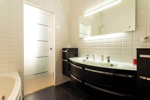 Dusche, Haartrockner, Handtücher, Shampoo