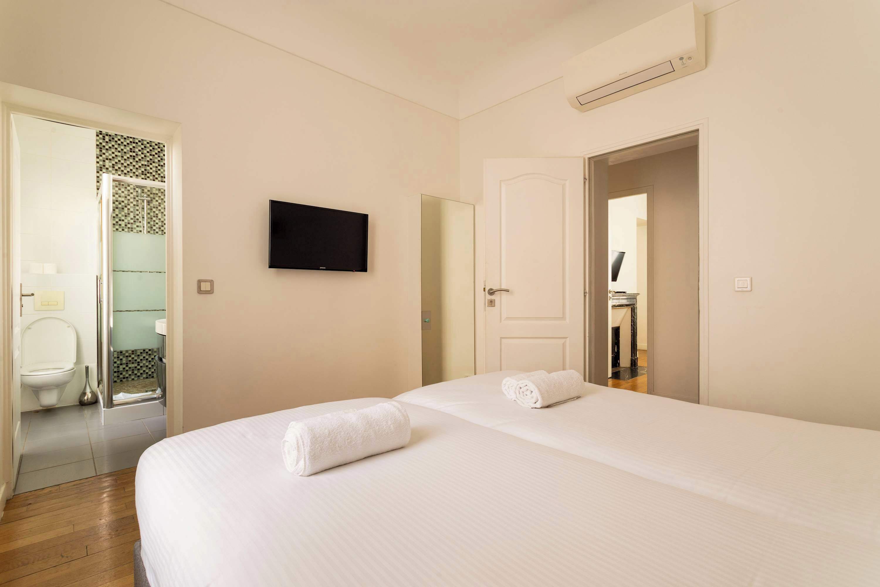 5 chambres, fer et planche à repasser, Wi-Fi, draps fournis