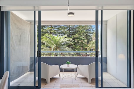 Interior. MetaWiseBnB Cronulla Beach Walk to Train & Shops 3