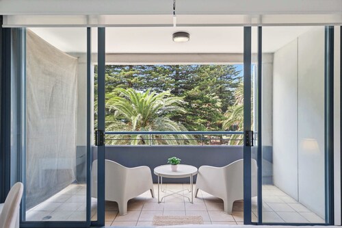 MetaWiseBnB Cronulla Beach Walk to Train & Shops 3