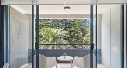MetaWiseBnB Cronulla Beach Walk to Train & Shops 3