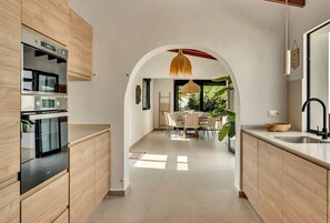 Wasserkocher mit Kaffee-/Teezubehör, Kühlschrank, Mikrowelle, Ofen