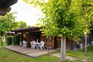 Outdoor dining - Bungalow in the Adriano Family Camping Village (Ravenna)