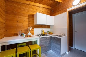 Private kitchen - Bungalow in the Adriano Family Camping Village (Ravenna)