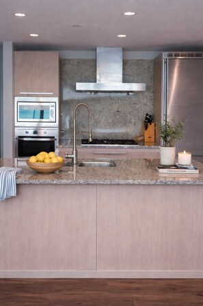 Private kitchen - Victoria Waterfalls Hotel, Best Life At The Falls! Pool, Hot Tub, Gym. (Victoria)